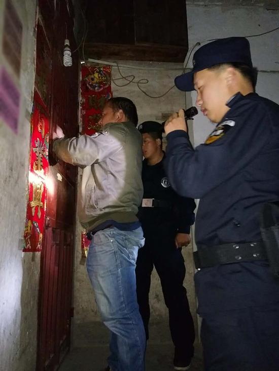 丫他镇粗心妈妈误将幼女锁家中 民警全城寻开锁师傅开门