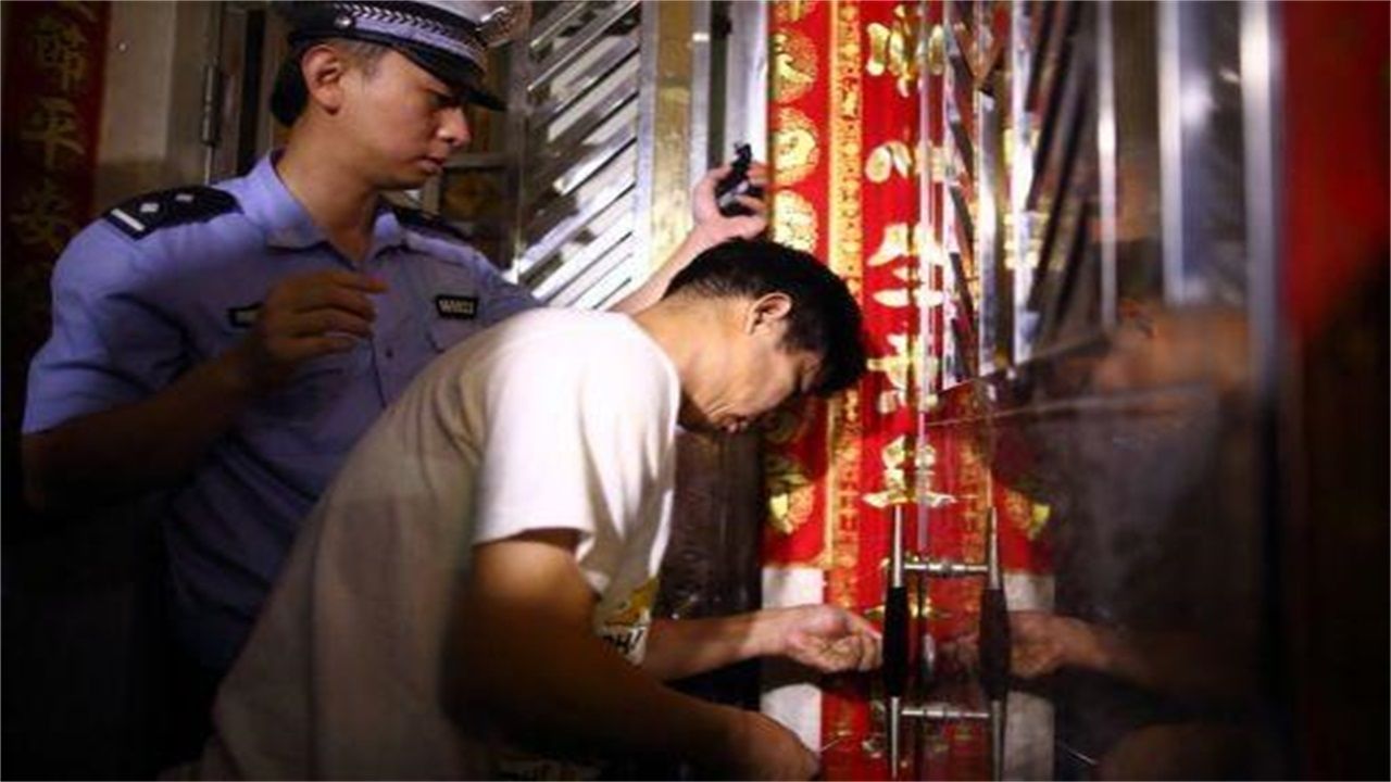 丫他镇请开锁师傅开了锁后，师傅为什么一般都不进门，就算主人请也不进去？